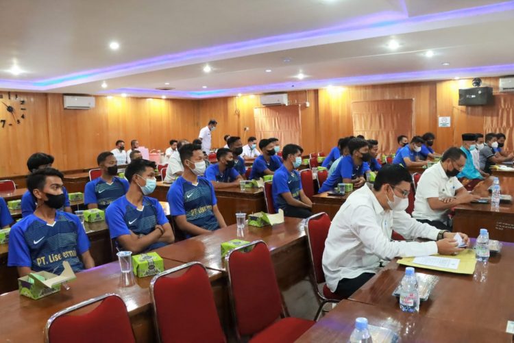 Wabup Melepas Tim Sepak Bola Tanjab Barat Mengikuti Piala Gubernur Cup 2022