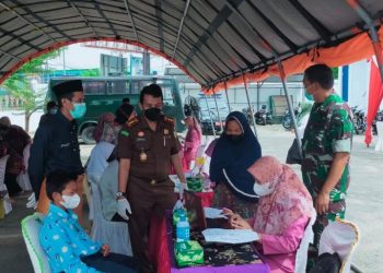 Sekda M. Azan Hadiri Vaksinasi Massal di Kejari Batanghari