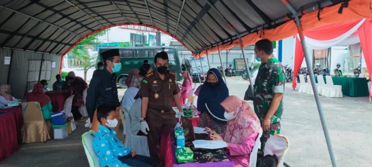 Sekda M. Azan Hadiri Vaksinasi Massal di Kejari Batanghari