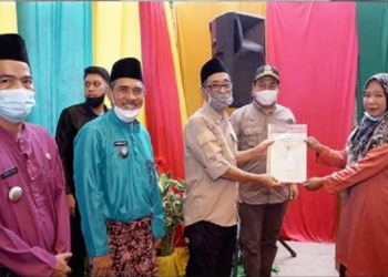 Wabup Batanghari Serahkan Sertifikat Tanah