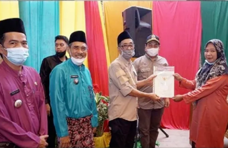 Wabup Batanghari Serahkan Sertifikat Tanah