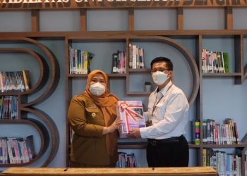 Bupati Muaro Jambi Menyerahkan Laporan Keuangan Pemerintah Daerah