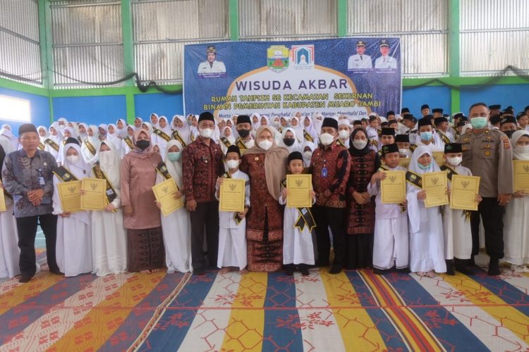 Bupati Muaro Jambi Menghadiri Wisuda Hafidz Quran