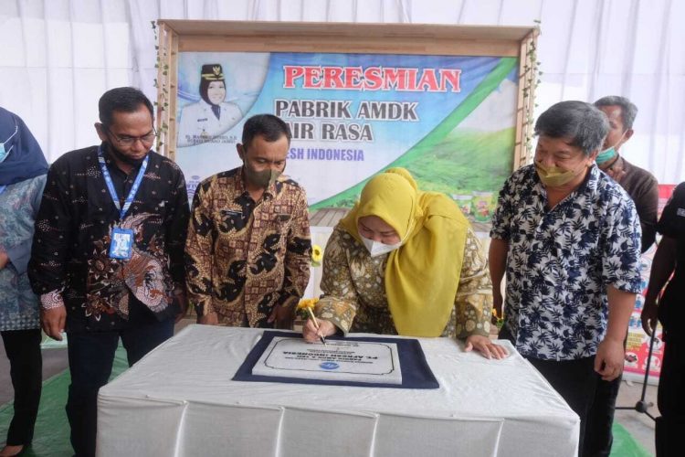Bupati Muaro Jambi Resmikan Pabrik Air Minum Dalam Kemasan
