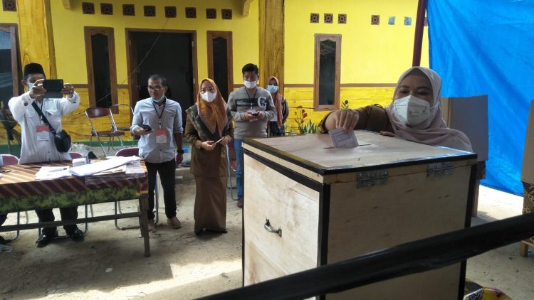 Bupati Muaro Jambi Tinjau Langsung Kegiatan Pilkades Serentak Tahun 2022