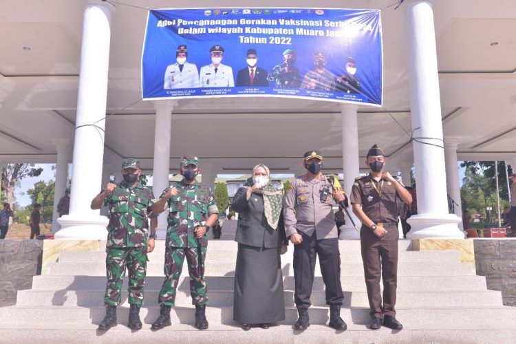 Bupati Muaro Jambi Jadi Inspektur Upacara Pencanangan Gerakan Vaksinasi Serbu Desa