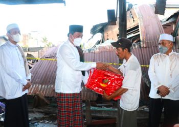 Tinjau Lokasi Kebakaran, Wabup Hairan Serahkan Bantuan Kepada Korban