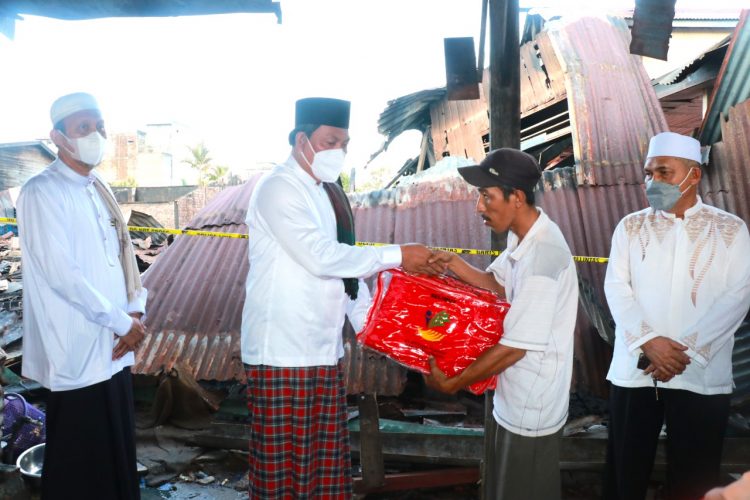 Tinjau Lokasi Kebakaran, Wabup Hairan Serahkan Bantuan Kepada Korban
