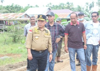 Gubernur Al Haris Upayakan Perbaikan Jalan Desa Siau Muara Sabak