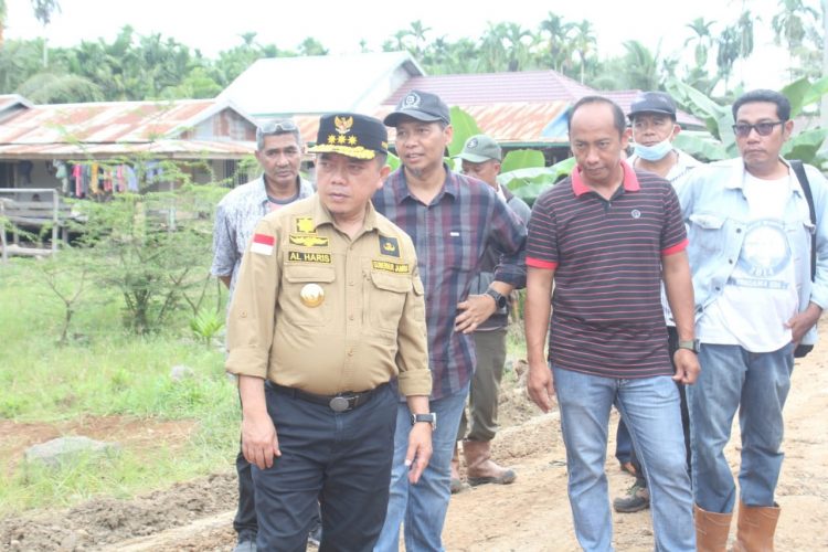 Gubernur Al Haris Upayakan Perbaikan Jalan Desa Siau Muara Sabak