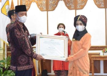 Wagub Sani Berikan Penghargaan Kartini Masa Kini Provinsi Jambi