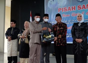 Ketua DPRD Muaro Jambi Serahkan Cenderamata Kepada Bupati dan Wabup Priode 2017-2022