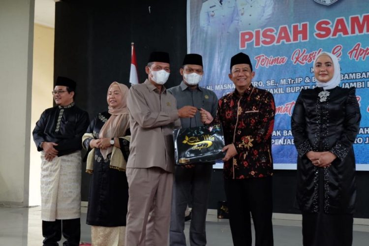 Ketua DPRD Muaro Jambi Serahkan Cenderamata Kepada Bupati dan Wabup Priode 2017-2022