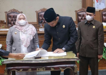 Ketua DPRD Yuli Setia Bhakti Pimpin Rapat Sahkan APBD 2022 Rp 1,377 T