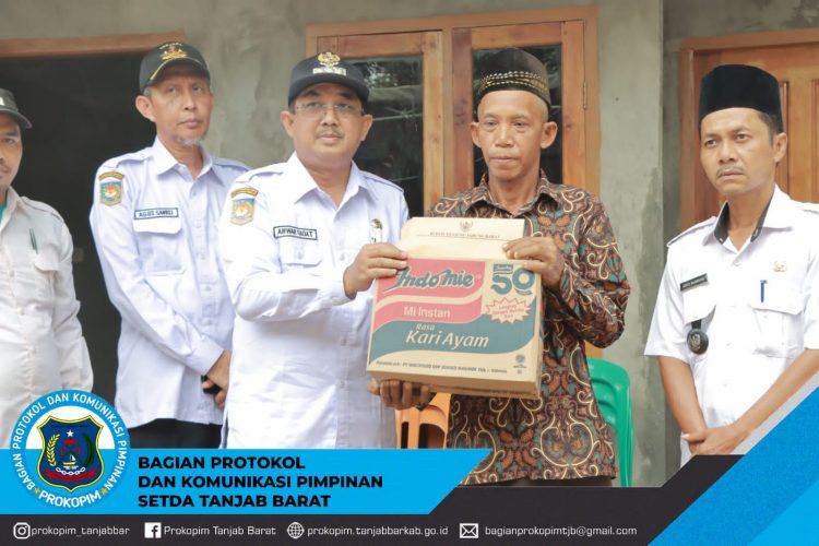 Bupati Serahkan Bantuan Kepada Korban Musibah Kebakaran di Bram Itam dan Betara