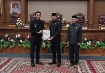 Ketua DPRD Yuli Setia Bakti Pimpin Paripurna Penyampaian KUPA dan PPAS Tahun 2022
