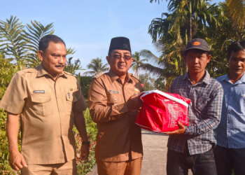 Anwar Sadat Berikan Bantuan Musibah Kebakaran di Kelurahan Sungai Nibung