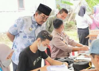 Bupati Tanjab Barat Tinjau Pendistribusian Subsidi BBM dan Bansos