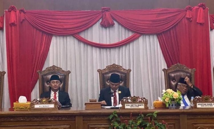 Ketua DPRD Yuli Setia Bhakti Pimpin Paripurna Mendengar Pidato Kenegaraan HUT RI ke-77