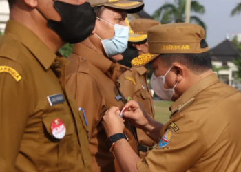 Gubernur Jambi Sematkan Pin Tolak Gratifikasi