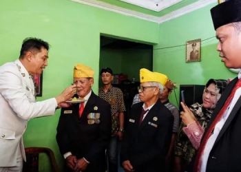 Pj Bupati Muaro Jambi Bachyuni Beri Bantuan ke Veteran