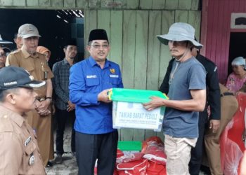 Bupati UAS Tinjau Lokasi Longsor Sekaligus Serahkan Bantuan kepada Warga Terdampak