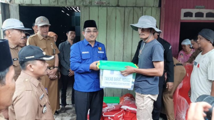 Bupati UAS Tinjau Lokasi Longsor Sekaligus Serahkan Bantuan kepada Warga Terdampak