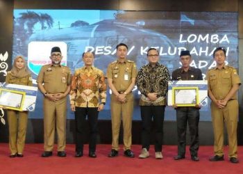 Pemkab Muaro Jambi Menerima Seritifikat Penghargaan Desa Terbaik I
