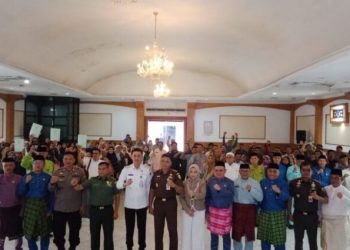 Pj Bupati Muaro Jambi Bachyuni Serahkan Secara Simbolis 300 Sertifikat Kepada UMKM