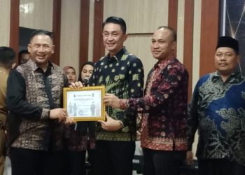 PJ Bupati Muaro Jambi Bachyuni Terima Piagam Dari Kapolres Muaro Jambi