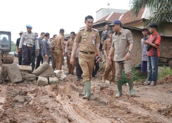Menanggapi Keluhan Warga, Pj Bupati Bachyuni Tinjau Kondisi Jalan Desa Bakung–Niaso