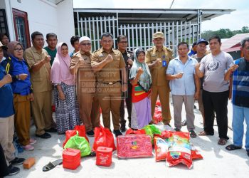 Pemkab Muaro Jambi Berikan Bantuan Kepada Korban Angin Puting Beliung