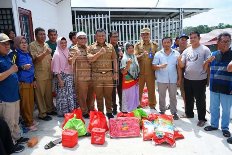 Pemkab Muaro Jambi Berikan Bantuan Kepada Korban Angin Puting Beliung