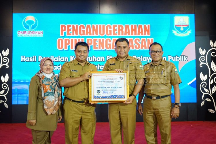 Pemkab Muaro Jambi Terima Penghargaan Predikat Kepatuhan Standar Pelayanan Publik Tahun 2022
