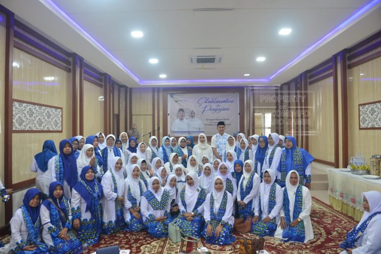 PJ Bupati Muaro Jambi dan Ketua TP PKK Hadiri Pengajian BKMT