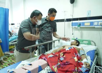 Pj. Bupati Muaro Jambi Bersama Sekda Menjenguk Warga Suka Damai di Serang Beruang