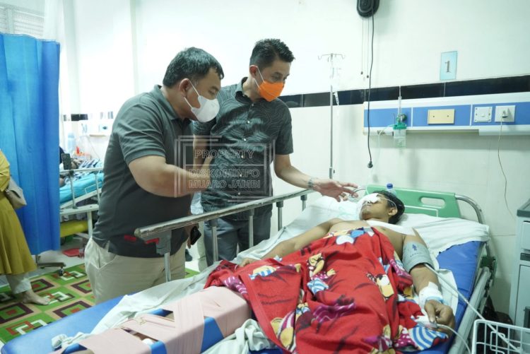 Pj. Bupati Muaro Jambi Bersama Sekda Menjenguk Warga Suka Damai di Serang Beruang