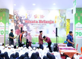 Wagub Sani Berbagi Kasih Sayang Bersama Anak Yatim