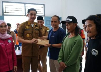 Pj Bupati Muaro Jambi Bersama Ketua TP PKK Beri Bantuan Korban Angin Puting Beliung