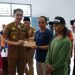 Pj Bupati Muaro Jambi Bersama Ketua TP PKK Beri Bantuan Korban Angin Puting Beliung