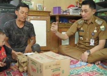 Pj Bupati Bachyuni Kunjungi Salah Satu Anak Warga Kategori Stunting