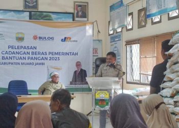 Pemkab Muaro Jambi Salurkan Cadangan Beras Pemerintah di Kumpeh Ulu