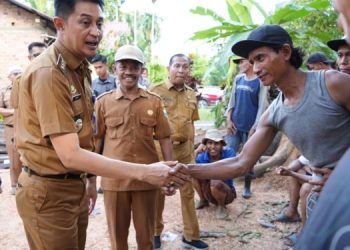 Pj Bupati Bachyuni Turun Langsung Melihat Rumah Warga Tertimpa Pohon Durian Tumbang