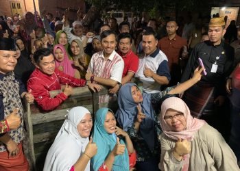 Kunjugi Korban Kebakaran di Desa Tendah Sarolangun, Edi Purwanto Turut Serahkan Bantuan