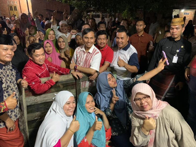 Kunjugi Korban Kebakaran di Desa Tendah Sarolangun, Edi Purwanto Turut Serahkan Bantuan