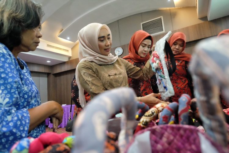 Pemkab Muaro Jambi Mengadakan Pelatihan Anyaman dan Bahan Perca Dekranasda