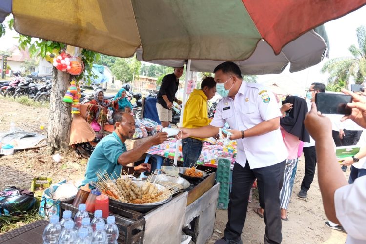PemKab Muaro Jambi Gelar Pemberian Gratis Masker Guna Mencegah ISPA