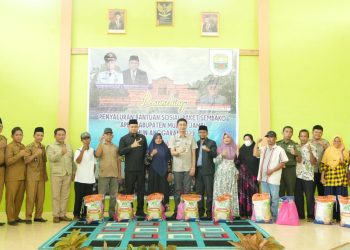 Pemkab Muaro Jambi menyalurkan Bansos Dalam Bentuk Paket Sembako di Sungai Bahar