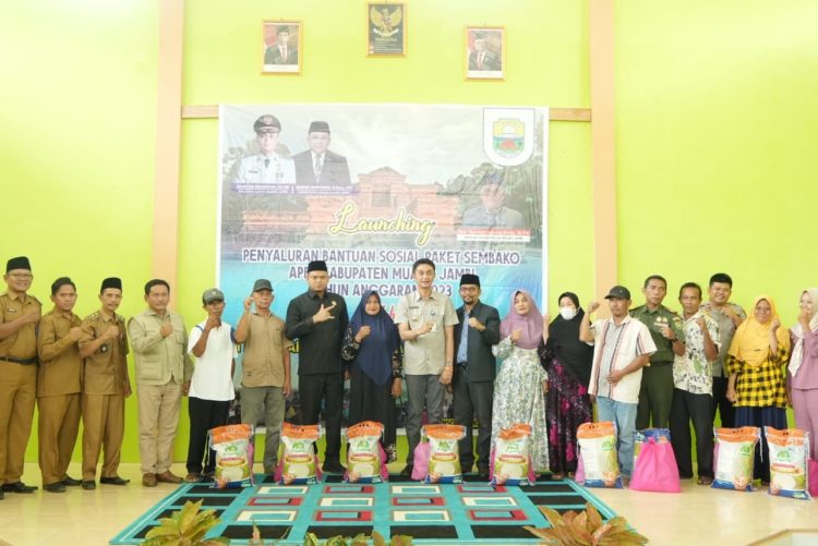 Pemkab Muaro Jambi menyalurkan Bansos Dalam Bentuk Paket Sembako di Sungai Bahar