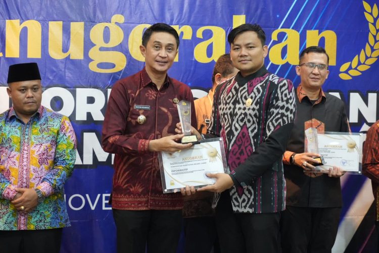 Pemkab Muaro Jambi Terima Penghargaan Keterbukaan Informasi Badan Publik Tahun 2023
